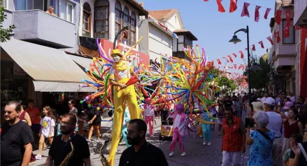 Çeşme’de festival coşkusu: İlk günde nostaljik yolculuk! 