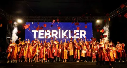 İzmir Ekonomi Üniversitesi'nde mezuniyet coşkusu