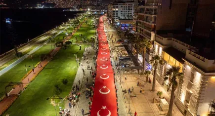 İzmir'in kurtuluşu coşkuyla kutlanacak: Zafer Yürüyüşü, Fener Alayı ve Mor ve Ötesi konseri ile İzmirliler 9 Eylül’de buluşacak