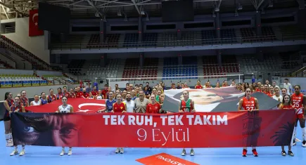 İzmir’in kurtuluşu, voleybol şöleniyle kutlandı