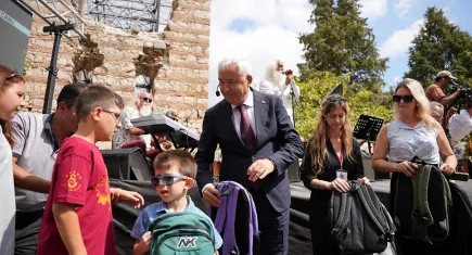Kemalpaşa'da minik öğrencilere kırtasiye desteği