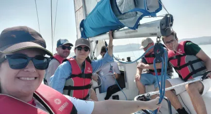 İzmir Marina’da yetişkinler için yelken eğitimleri devam ediyor