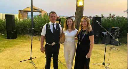 Menderes’in Sanatçı Muhtarı Bahar Bilecen her cuma sahne alıyor