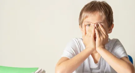 Çocuğum ‘görmüyorum’ diyor! Okul kaygısı mı, yoksa göz hastalığı mı?