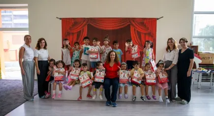 Karşıyaka’da miniklere büyük sürpriz: 2 bin öğrenciye kırtasiye çantası