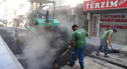 Konak sokakları yenileniyor: Çukurlar tarihe karışıyor, asfalt boydan boya seriliyor