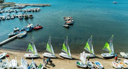 Seferihisar’da 9 Eylül coşkusu denizde yaşandı: 183 yelkenci kıyasıya yarıştı!