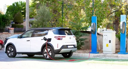 Narlıdere Belediyesi elektrikli araç şarj istasyonu ağını genişletti