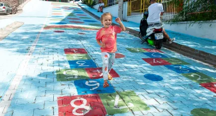 Karşıyaka Belediyesi’nden çocuklara renkli hediye: Cumhuriyet Mahallesi’nde oyun sokağı