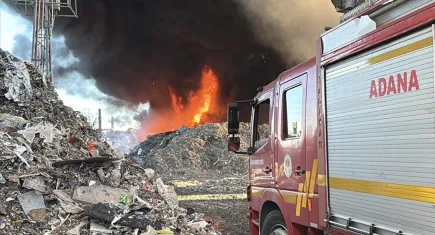 Adana’da geri dönüşüm tesisinde yangın paniği