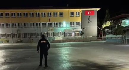 Sakarya'da okulda şok görüntü! Çırılçıplak gece bekçisi sosyal medyayı salladı