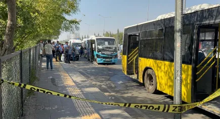 Diyarbakır’da kaza: Minibüs durakta bekleyen otobüse çarptı 