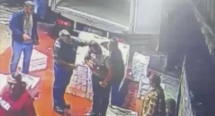 Kocaeli’de pazarcıyı ölümden döndüren an! Hünnap boğazına takıldı, Heimlich manevrasıyla kurtarıldı