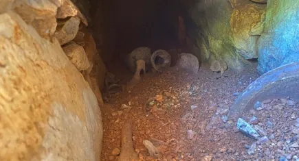 Muğla’da 6 metrelik derinlikte 6 mezar bulundu: Tarihi objeler göz kamaştırıyor