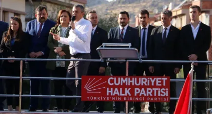Özgür Özel’den sert çıkış: “Mansur Başkan’a uzanan kirli elleri bu millet kırar!”