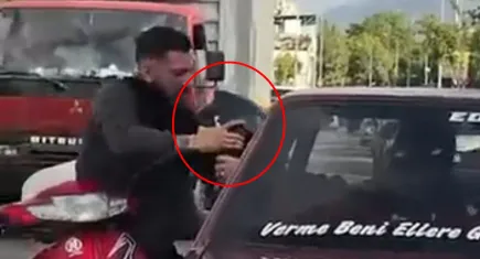 Bursa’da yol verme tartışması kamerada: Otomobil sürücüsü motosikletçinin kaskını aldı