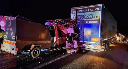 Mersin’de tarım işçilerini taşıyan minibüs tıra çarptı: 3 ölü, 16 yaralı