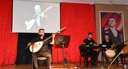 Çiğli’de duygusal gece: Neşet Ertaş, vefatının 13. yılında gözyaşlarıyla anıldı