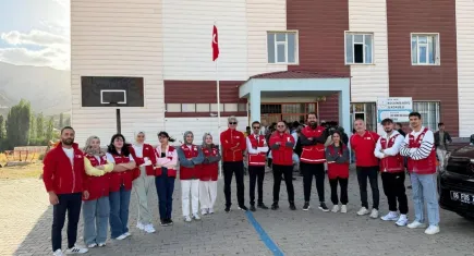 Türk Kızılay’dan Bitlis’te anlamlı ziyaret: Çocukların yüzünü güldürdü