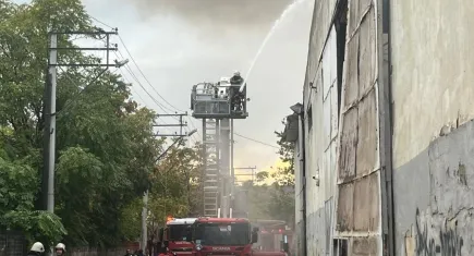 Bornova’da depo yangını korkuttu: İtfaiye alevleri çevreye sıçramadan kontrol altına aldı