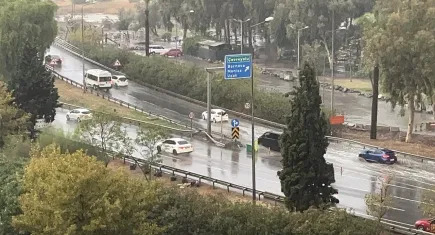 İzmir’de yağış etkili oldu: Sağanak hayatı olumsuz etkiledi