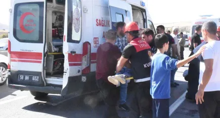 Hafif ticari araç ile otomobil çarpıştı: Çok sayıda  yaralı var!