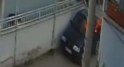 Husumetli olduğu kişinin otomobilini kundakladı