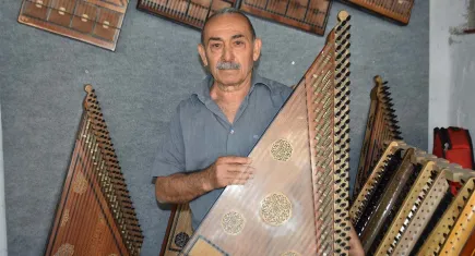 İzmir’de 20 yıldır kanun üretiyor: Arızalanan enstrümanını tamir ederken kanun üreticisi oldu