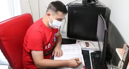 Ücretsiz ilaç için kritere takıldı: Mühendislik hayali kuran lenf kanseri Hasan, yetkililerden destek bekliyor