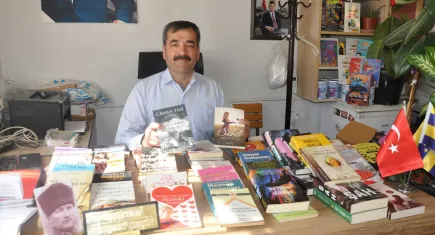 Ödemişli muhtar bürosunu kütüphaneye dönüştürdü