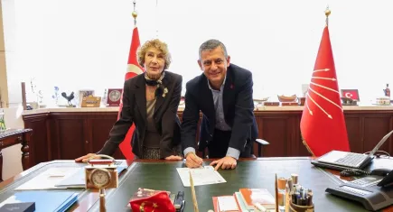 Ünlü yazar Ayşe Kulin CHP’ye katıldı! Rozetini Özgür Özel taktı