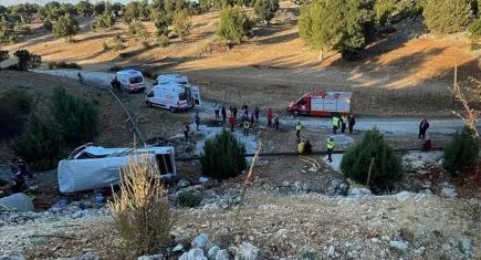 Mersin’de trafik kazası: Minibüs şarampole devrildi, ölü ve yaralılar var