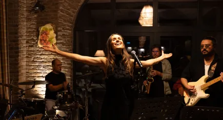 Montiano’da Ece Yıldız ile müzik ve lezzet dolu gece