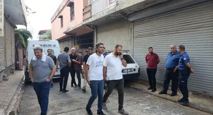 Adana’da tedavi için gelen ekiplere bıçakla saldırdı: Polis bacağından vurdu