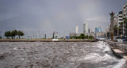 İzmir'de sağanak etkili oldu