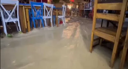 İzmir'in tatil cenneti Çeşme'de yollar göle döndü