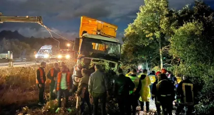 Konya’da kamyon refüje çarptı: 2 ölü, 1 yaralı