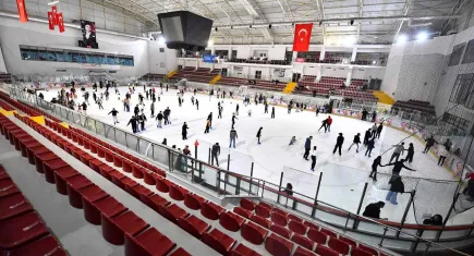 İzmir’in buz pisti yeni döneme hazır: Buz Sporları Salonu 13 Ekim’de açılıyor