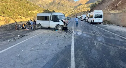Şırnak’ta minibüs ile hafif ticari araç çarpıştı: 11 yaralı, 2’si ağır