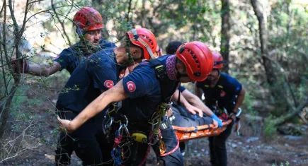 Balçova Terapi Ormanları’nda mahsur kalan kişi 2 saatlik operasyonla kurtarıldı