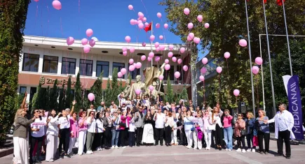 Çeşme’de meme kanseri farkındalığına pembe adımlarla destek