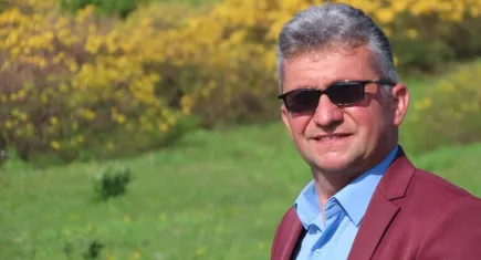 Düğünde şarkı söylerken kalp krizi geçiren sanatçı Yüksel Kader hayatını kaybetti