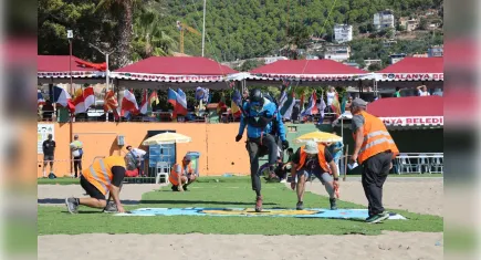 Dünya yamaç paraşütü hedef şampiyonası Alanya’da başladı