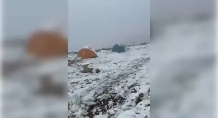 Niğde'de kar yağışı hayatı olumsuz etkiledi: 4 dağcı mahsur kaldı