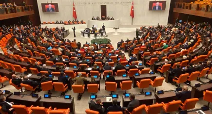 TBMM Genel Kurulu'nda gergin oturum: İYİ Parti ve DEM Parti arasında tansiyon yükseldi!