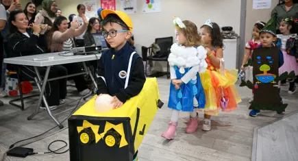 Bornova’da çocuklar geri dönüşüm kostümleriyle sahneye çıktı