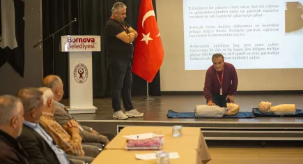 Bornova’da muhtarlara ilk yardım eğitimi verildi 
