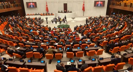 TBMM Genel Kurulu’nda ‘Mandacı’ ve ‘Alçak’ Tartışması: Oturuma Ara Verildi