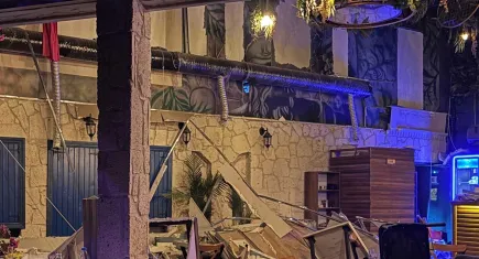 İzmir haber: Bornova'da bir eğlence merkezinde dekor duvarının çökmesi sonucu 6 kişi yaralandı