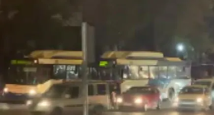 Otomobil sürücüsü ile otobüs şoförü arasında çıkan yol verme tartışması sopalı kavgaya dönüştü